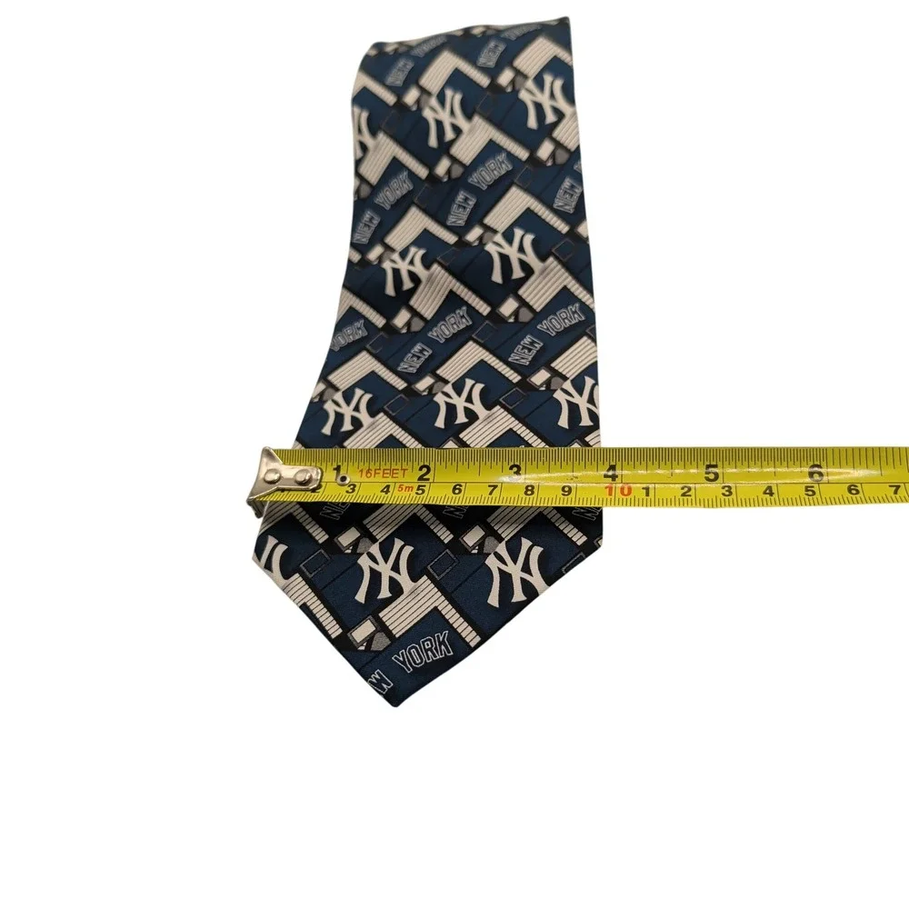 MLB Necktie Mens OS Blue New York Yankees Silk Geometric Logo Baseball Fan Gift